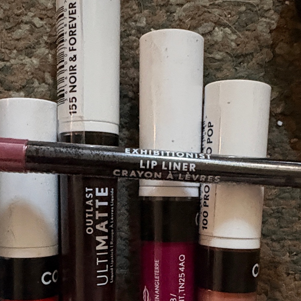 COVERGIRL Lipstick Set - Bold Reds, Pinks, and Purples - Picture 10 of 11